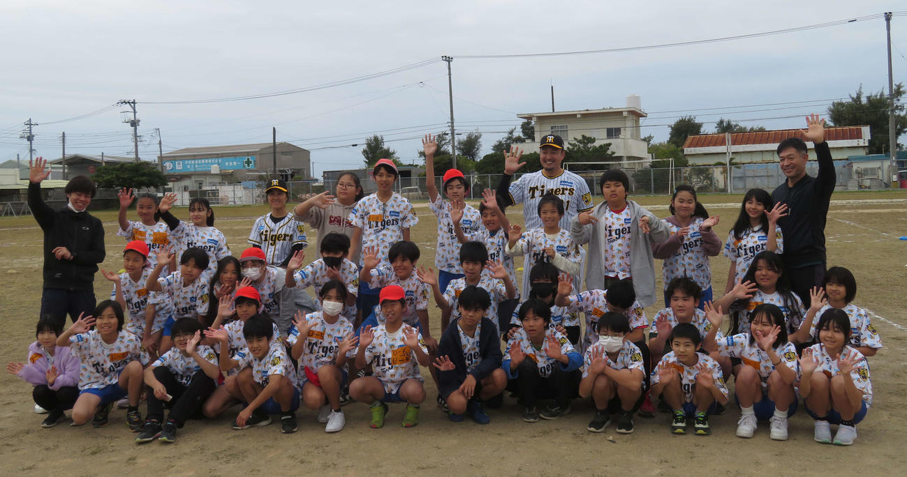ゲストティーチャーとして子どもたちと記念撮影する阪神秋山ベースボールアンバサダー（後列中央）と三浦伊織氏（後列左から4人目）（撮影・磯綾乃）
