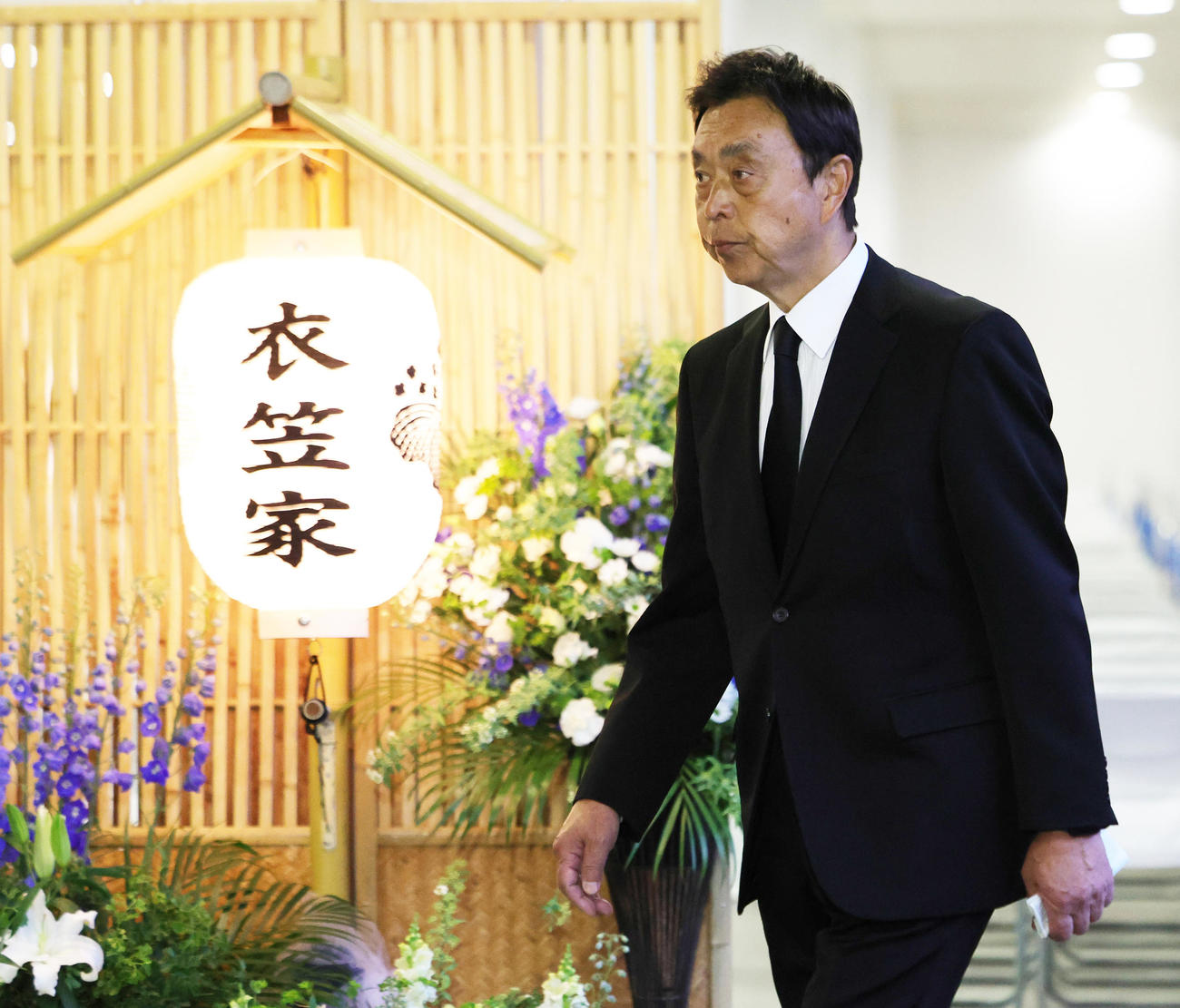 ヤクルト衣笠元球団会長の通夜に参列した小川GM（撮影・野上伸悟）
