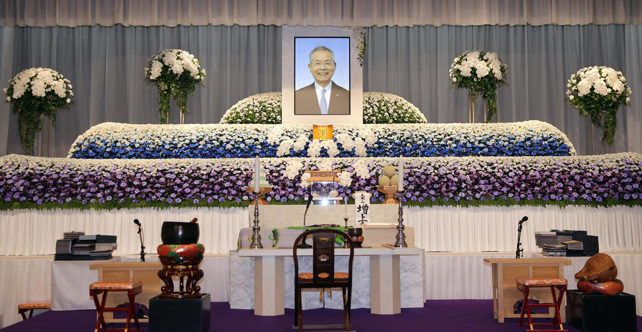 ヤクルト衣笠元球団会長の通夜の祭壇（撮影・野上伸悟）