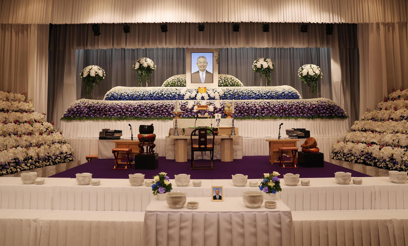 ヤクルト衣笠元球団会長の通夜の祭壇（撮影・野上伸悟）