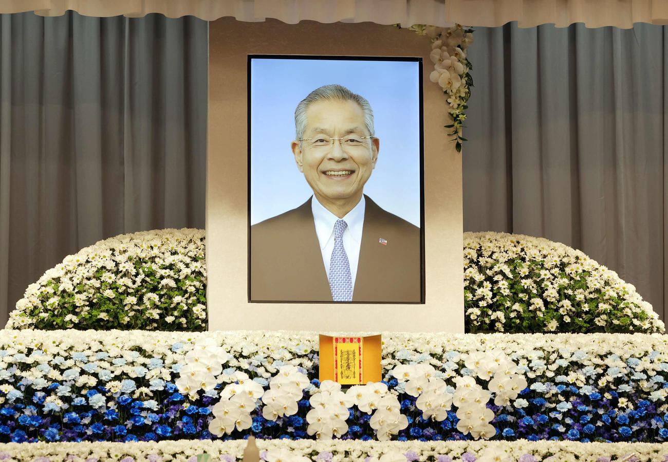 ヤクルト衣笠元球団会長の通夜の祭壇（撮影・野上伸悟）