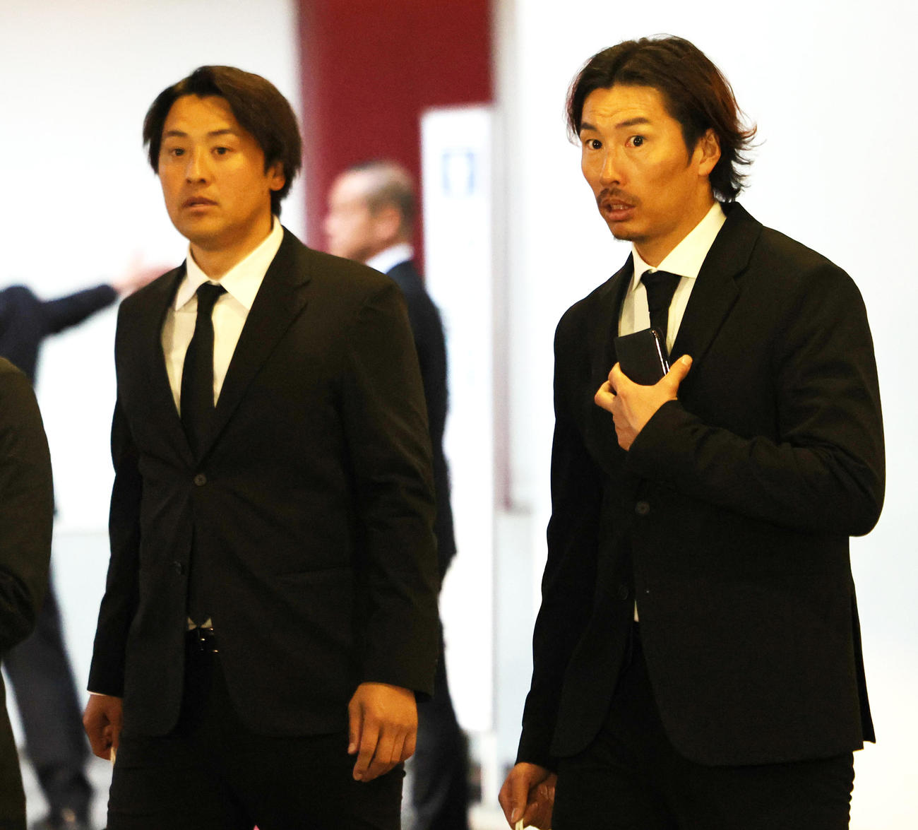 ヤクルト衣笠剛元球団会長の通夜に参列した元ヤクルトの荒木貴裕氏（左）と上田剛史氏（撮影・野上伸悟）