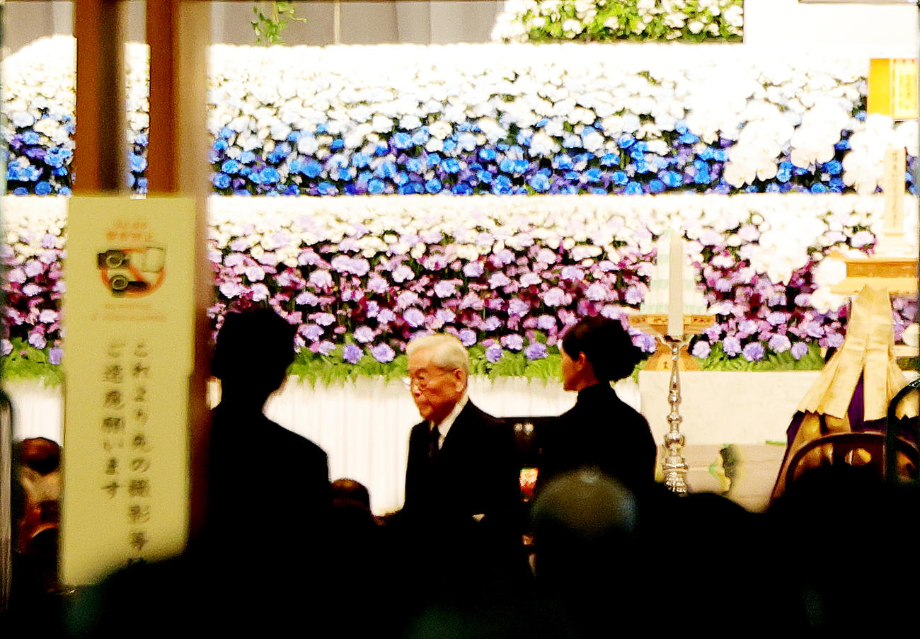 ヤクルト衣笠元球団会長の通夜に参列したフジテレビの日枝相談役（撮影・野上伸悟）