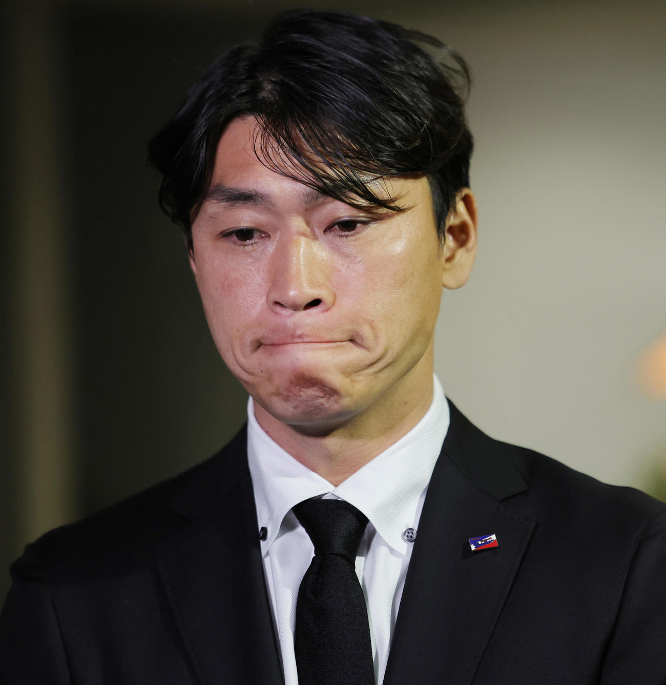 ヤクルト衣笠元球団会長の通夜に参列した青木GM特別補佐（撮影・野上伸悟）