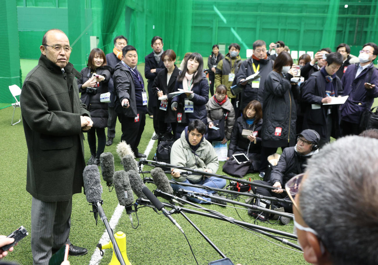 阪神2軍の新本拠地となる日鉄鋼板SGLスタジアム尼崎の竣工式を終え、取材に応じる阪神岡田オーナー付顧問（撮影・西尾就之）