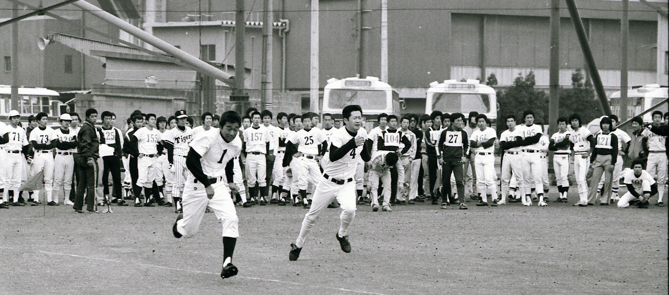1980年、浜田球場で行われた阪神入団テストでランニングする受験生