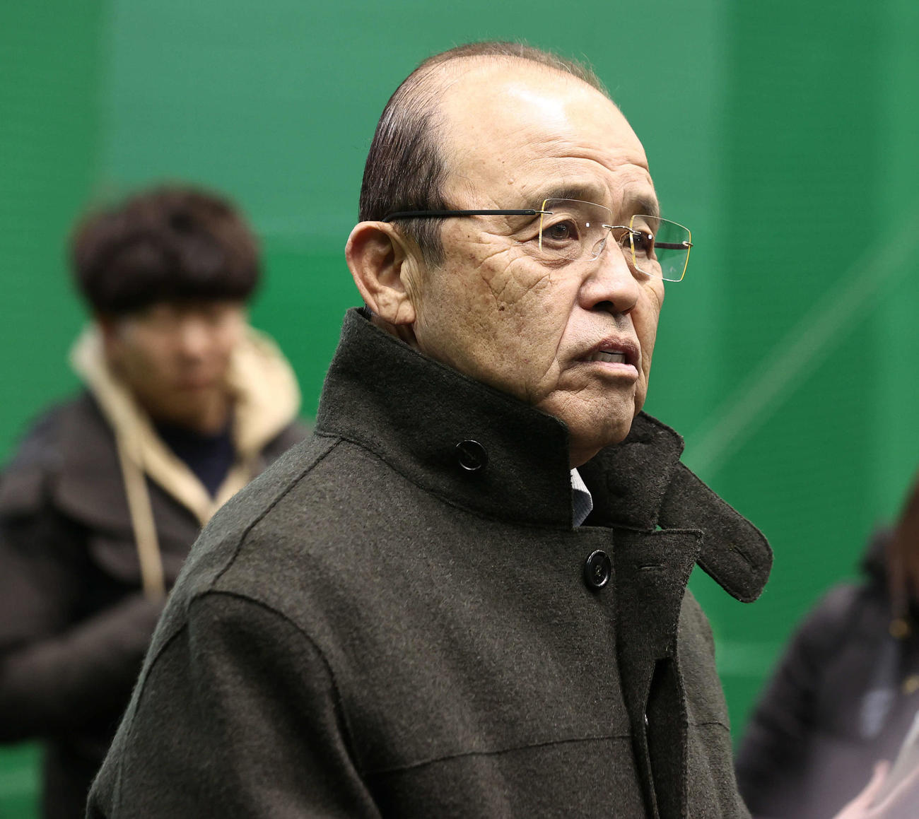 阪神2軍の新本拠地となる日鉄鋼板SGLスタジアム尼崎の竣工式を終え、取材に応じる阪神岡田オーナー付き顧問（撮影・西尾就之）