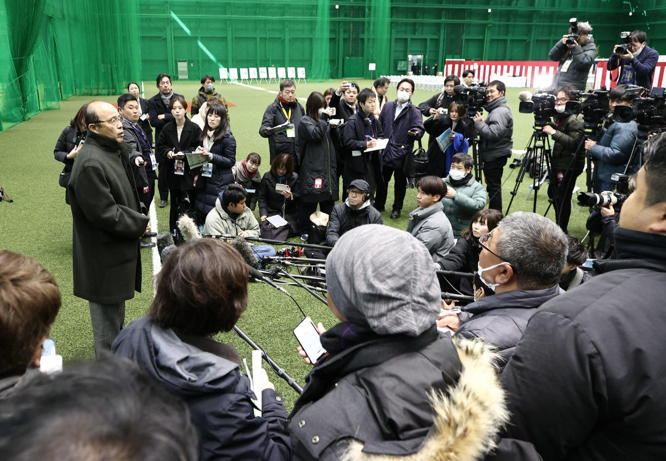 阪神2軍の新本拠地となる日鉄鋼板SGLスタジアム尼崎の竣工式を終え、取材に応じる阪神岡田オーナー付顧問（撮影・西尾就之）