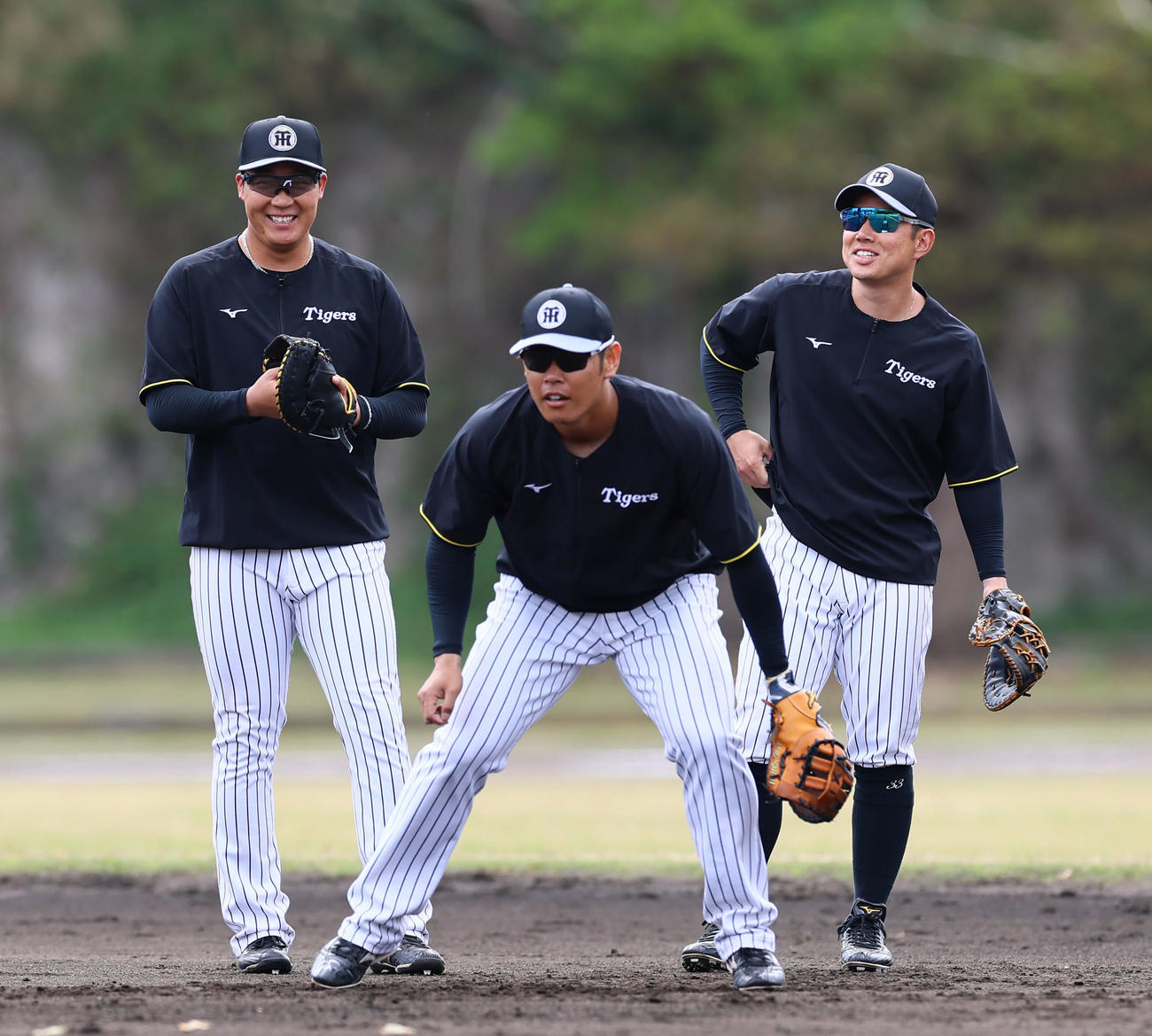 ノックを受ける左から大山、原口、糸原（撮影・藤尾明華）