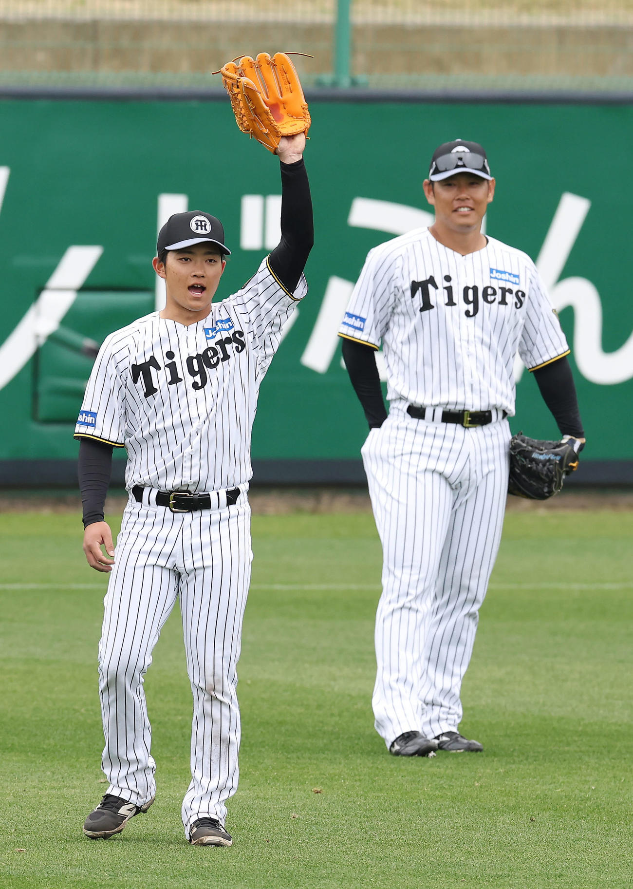 シャッフルノックで左翼に入る阪神中川（左）と原口（撮影・前田充）