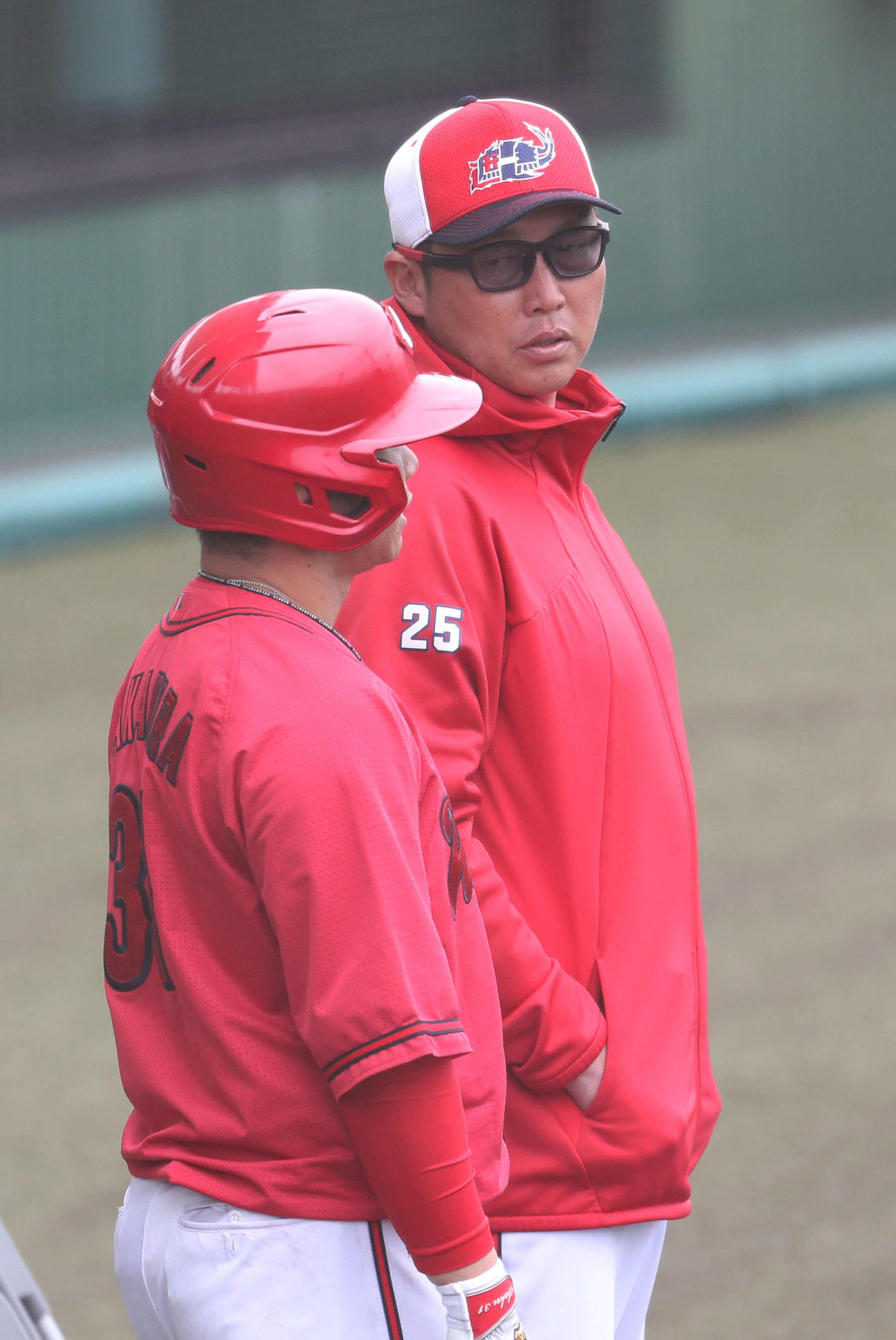 坂倉と話し合う新井監督（右）