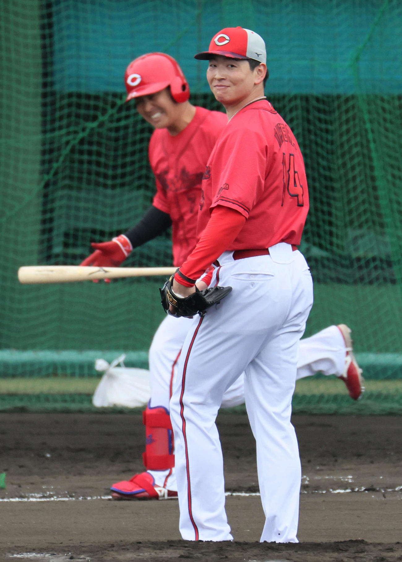 シート打撃で堂林を打ち取った大瀬良（右）（撮影・加藤孝規）