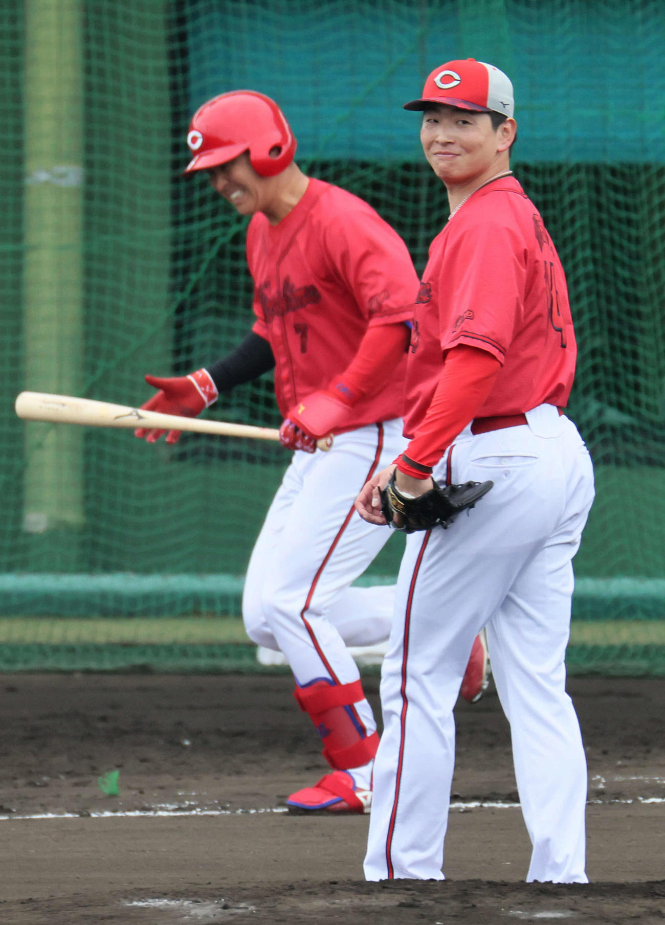 シート打撃で堂林を打ち取った大瀬良（右）（撮影・加藤孝規）