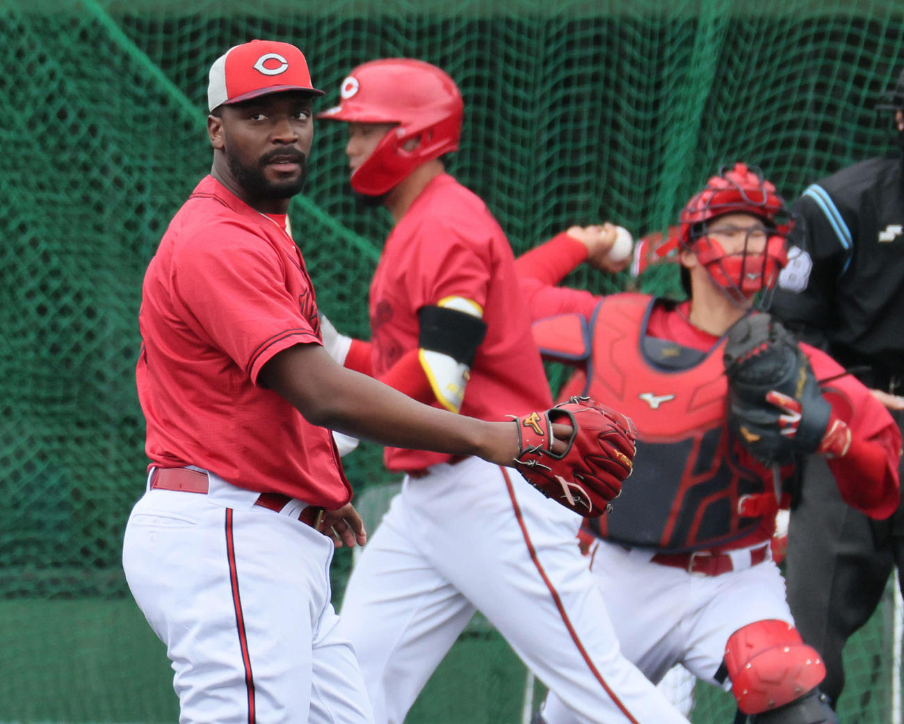 シート打撃で、末包を打ち取ったハーン（左）（撮影・加藤孝規）