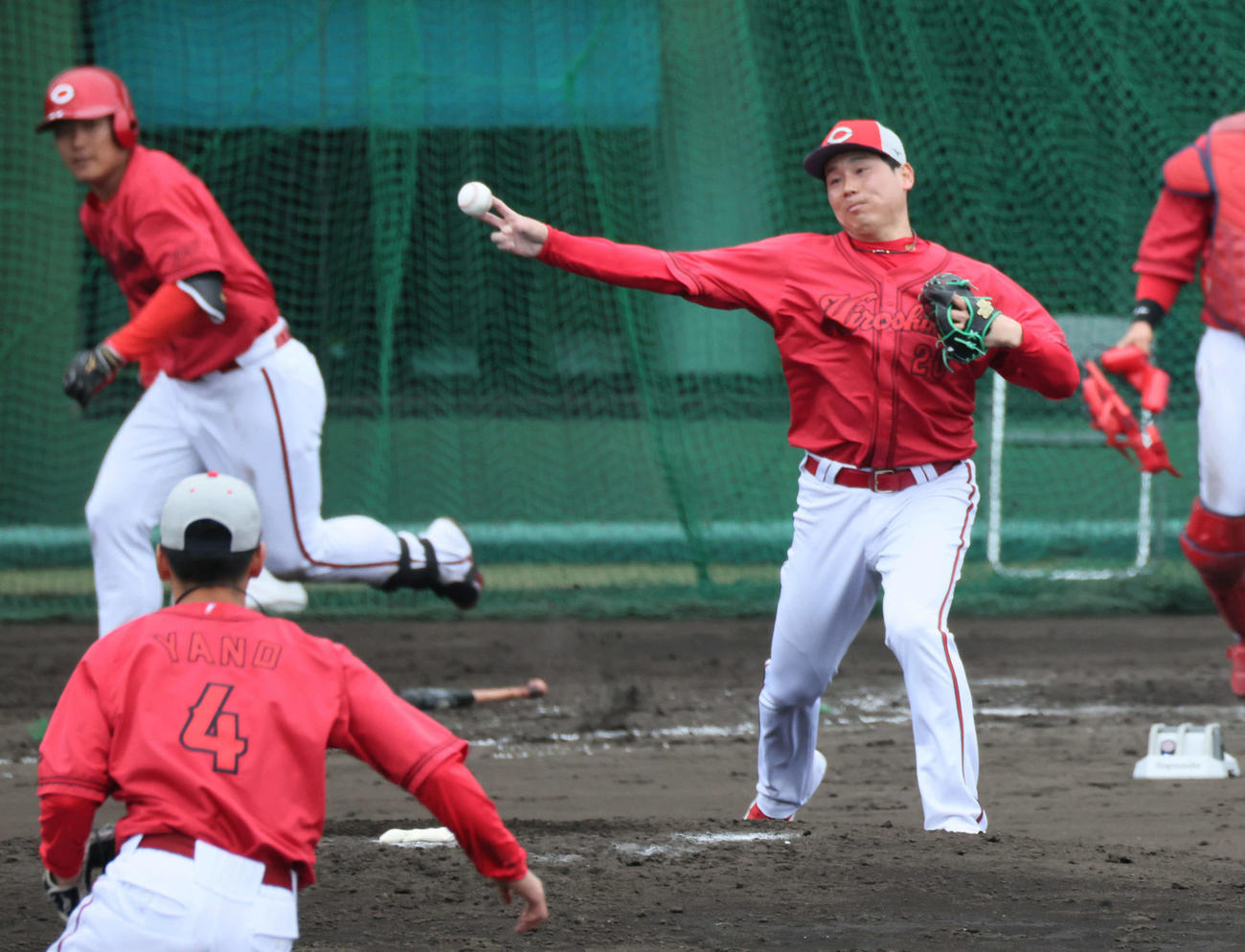 シート打撃で、渡辺を打ち取った栗林（撮影・加藤孝規）