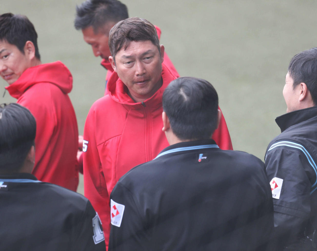 シート打撃練習終了後、審判団と話し合う新井監督