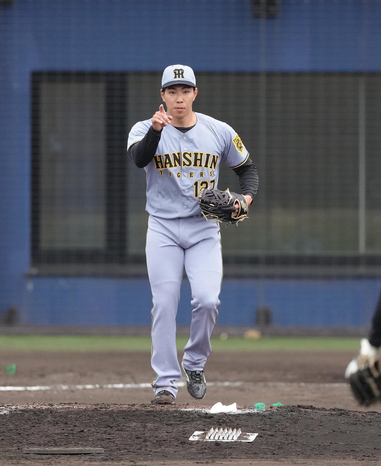 2軍練習試合　日本ハム対阪神　9回、マウンドで野手陣に声をかける阪神工藤（撮影・足立雅史）