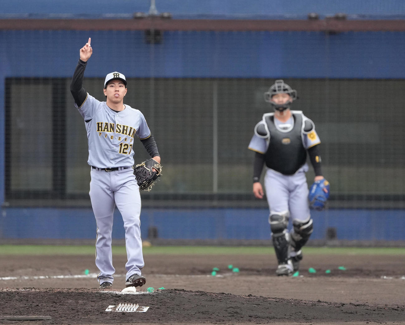 2軍練習試合　日本ハム対阪神　9回裏日本ハム2死一塁、細川を中飛となる打球を指さす工藤（左）（撮影・足立雅史）