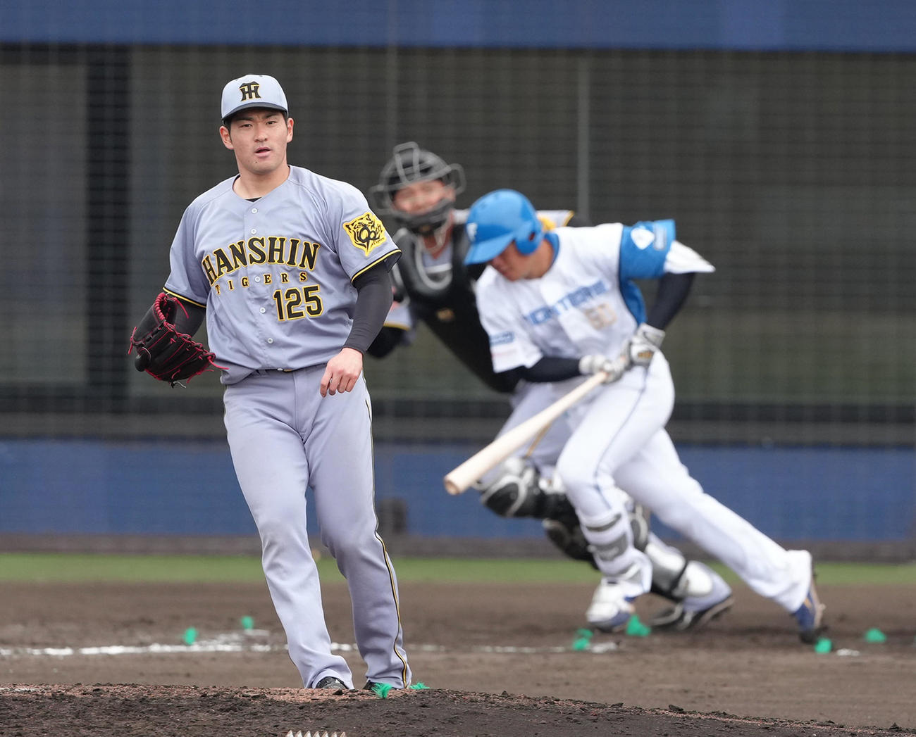日本ハム対阪神　7回裏日本ハム1死、吉田（右）を遊ゴロに仕留める伊藤稜（撮影・足立雅史）