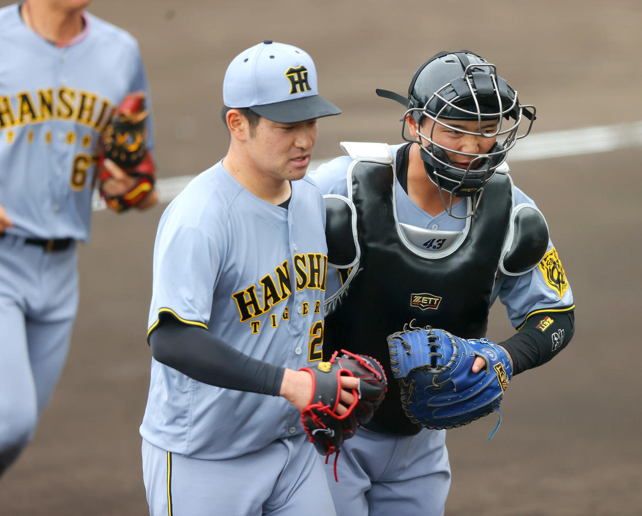2軍練習試合・日本ハム対阪神　7回裏、力投する阪神伊藤稜（左）は無失点で終えベンチに引き揚げる。右は捕手町田（撮影・上山淳一）