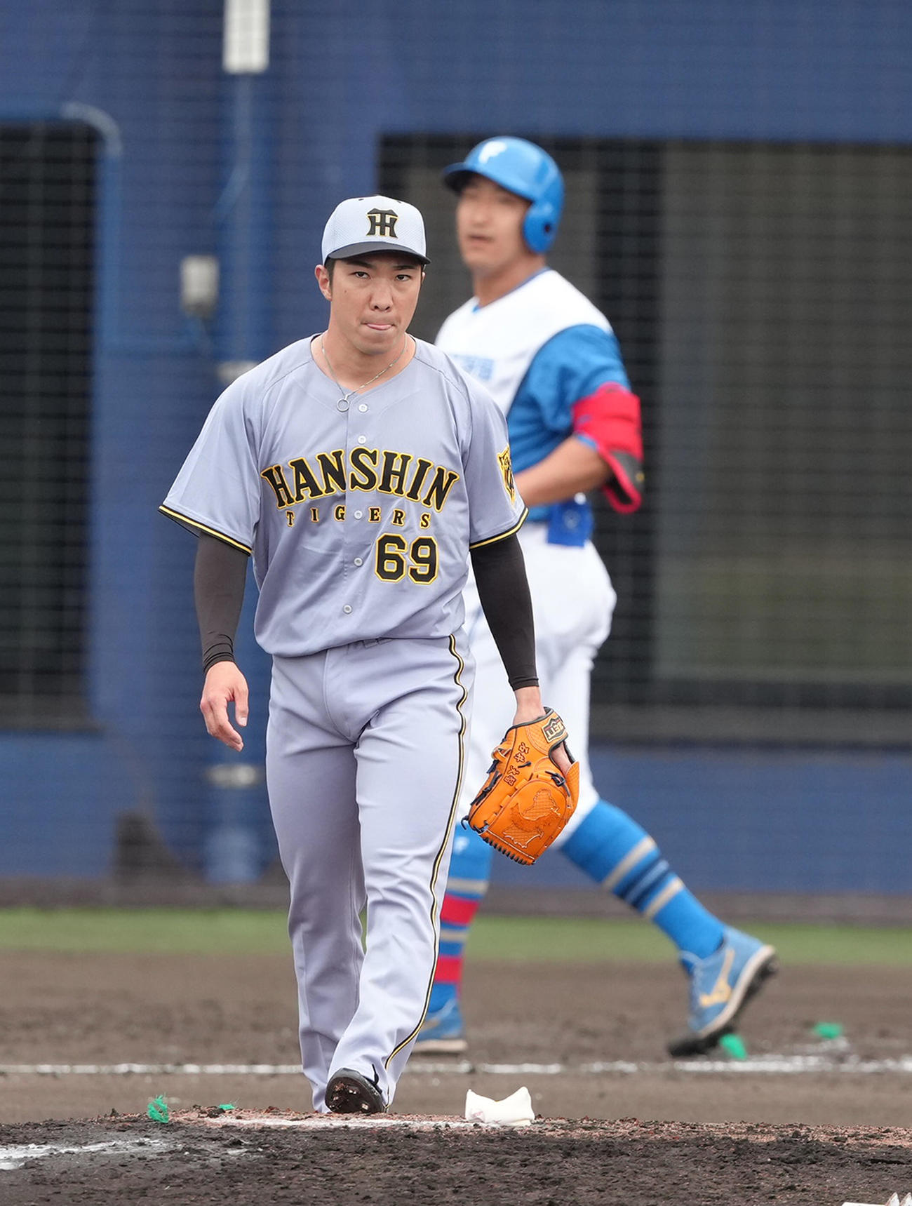2軍練習試合　日本ハム対阪神　4回裏日本ハム無死、有薗（後方）を空振り三振に仕留めた石井（撮影・足立雅史）