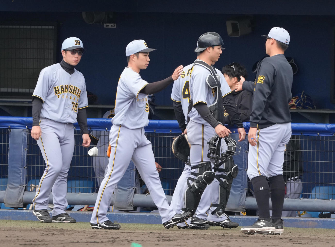2軍練習試合　日本ハム対阪神　4回裏日本ハムの攻撃を無失点に抑えベンチに戻る阪神石井（中央左）（撮影・足立雅史）