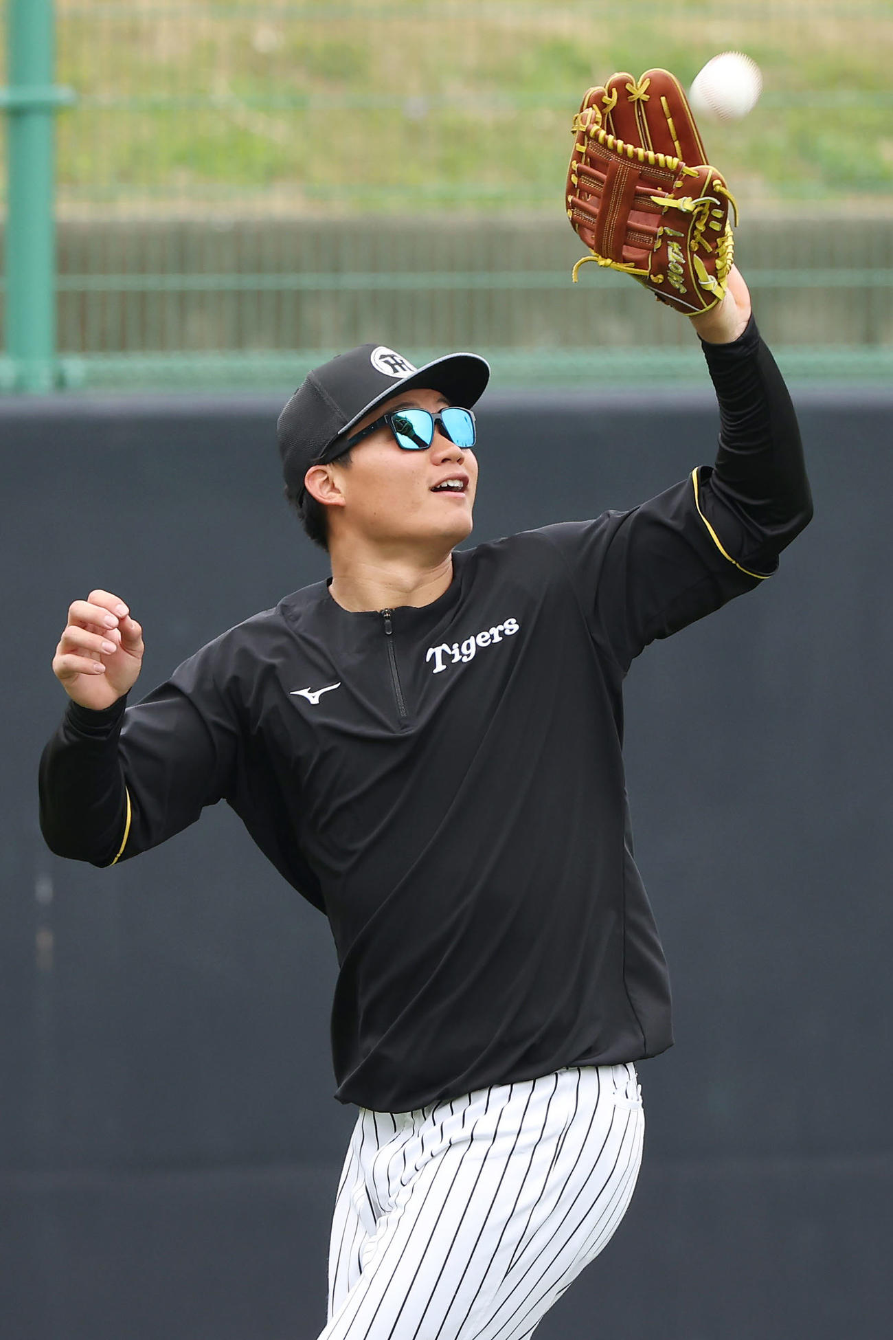 フリー打撃の打球捕をする阪神森下（撮影・前田充）
