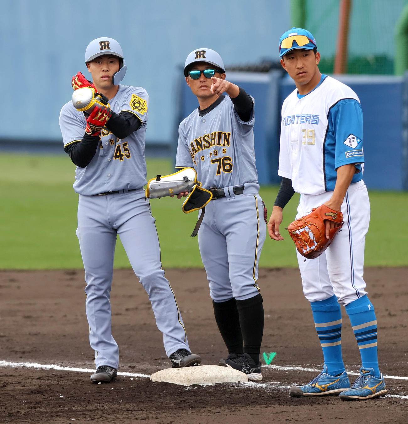 2軍練習試合・日本ハム対阪神　8回表阪神1死、佐野（左）は左前打を放つ（撮影・上山淳一）