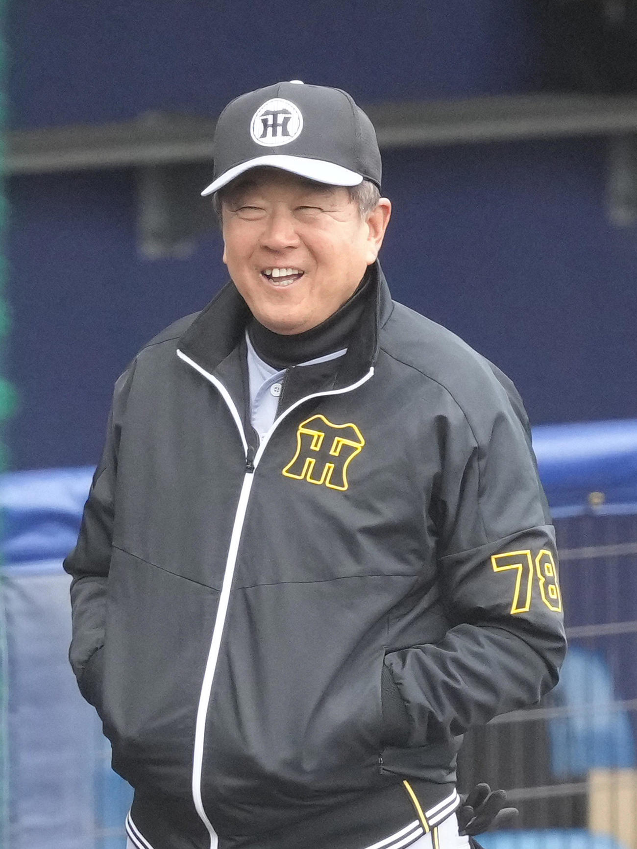 試合前、笑顔を見せる阪神平田2軍監督（撮影・足立雅史）