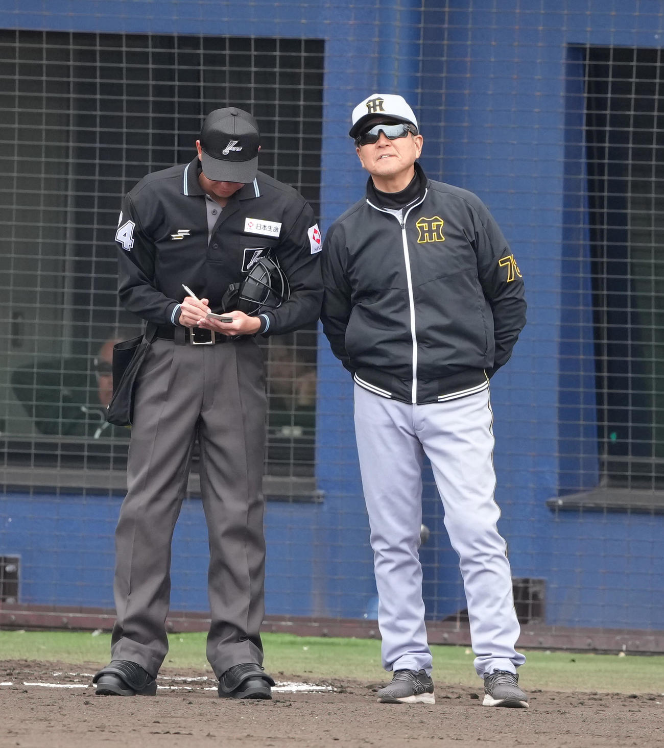 2軍練習試合　日本ハム対阪神　選手交代を告げる阪神平田2軍監督（撮影・足立雅史）