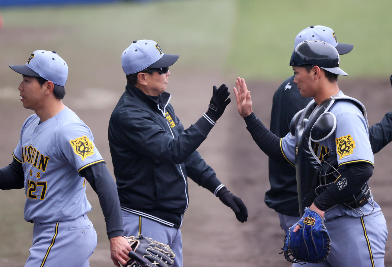 2軍練習試合・日本ハム対阪神　日本ハムに勝利した阪神平田2軍監督（中央）はナインを出迎える（撮影・上山淳一）