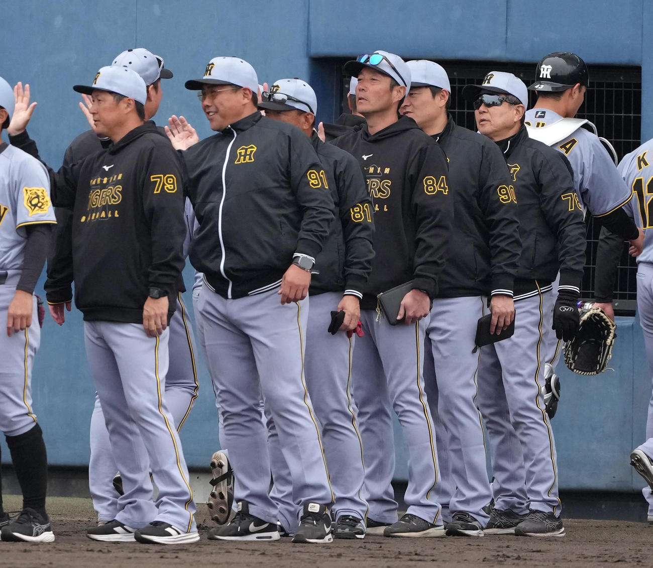 日本ハム対阪神　日本ハムに勝利しタッチでナインを迎える阪神平田2軍監督（右端）（撮影・足立雅史）