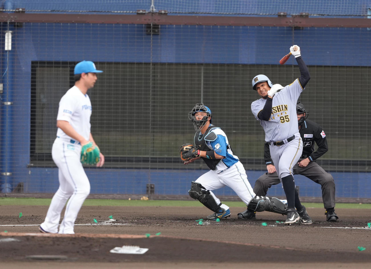 2軍練習試合　日本ハム対阪神　2回表阪神無死、ヘルナンデスは空振り三振に倒れる。投手上原（撮影・足立雅史）