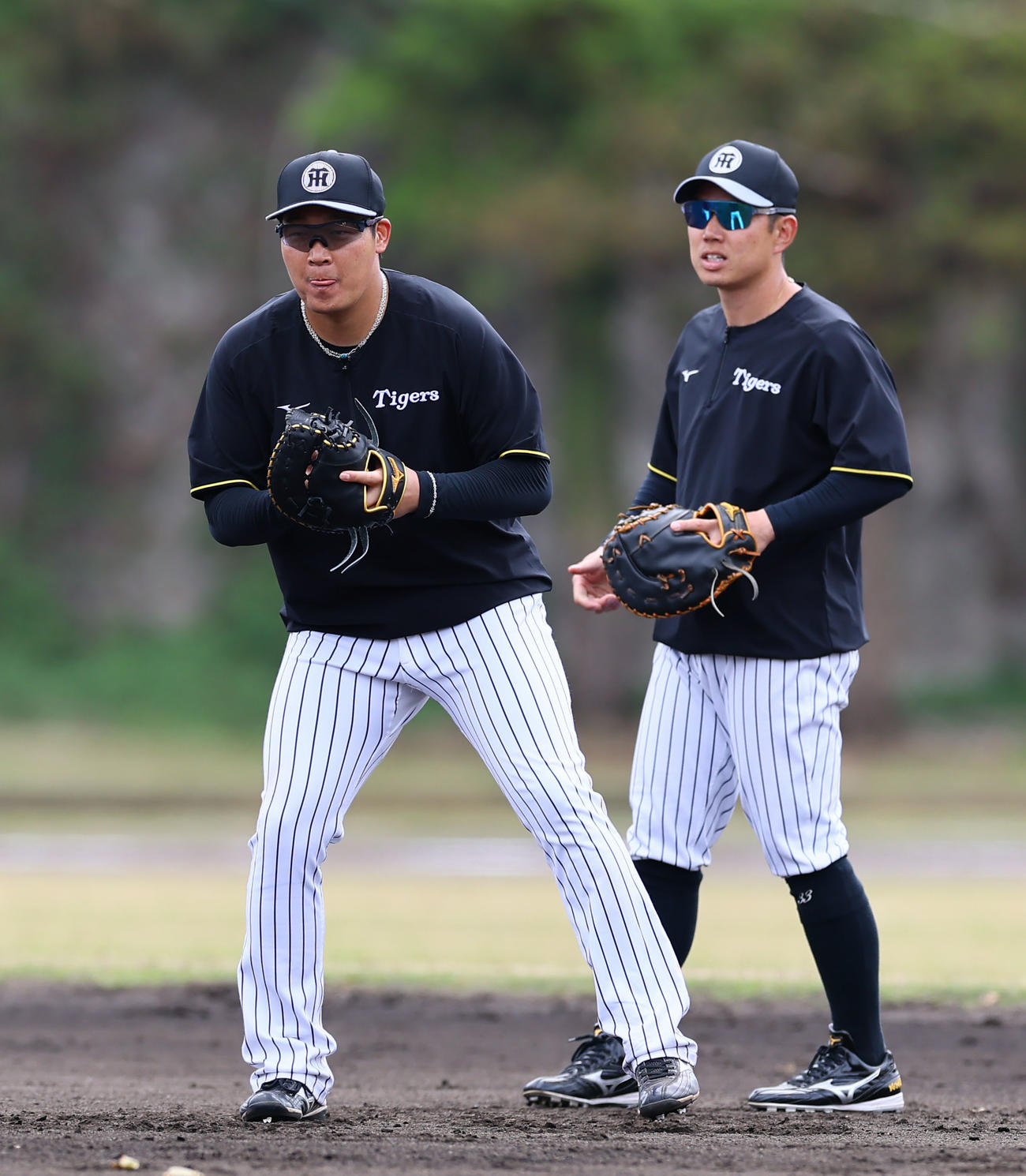 小さめのグラブでノックを受ける大山（左）。右は糸原（撮影・藤尾明華）