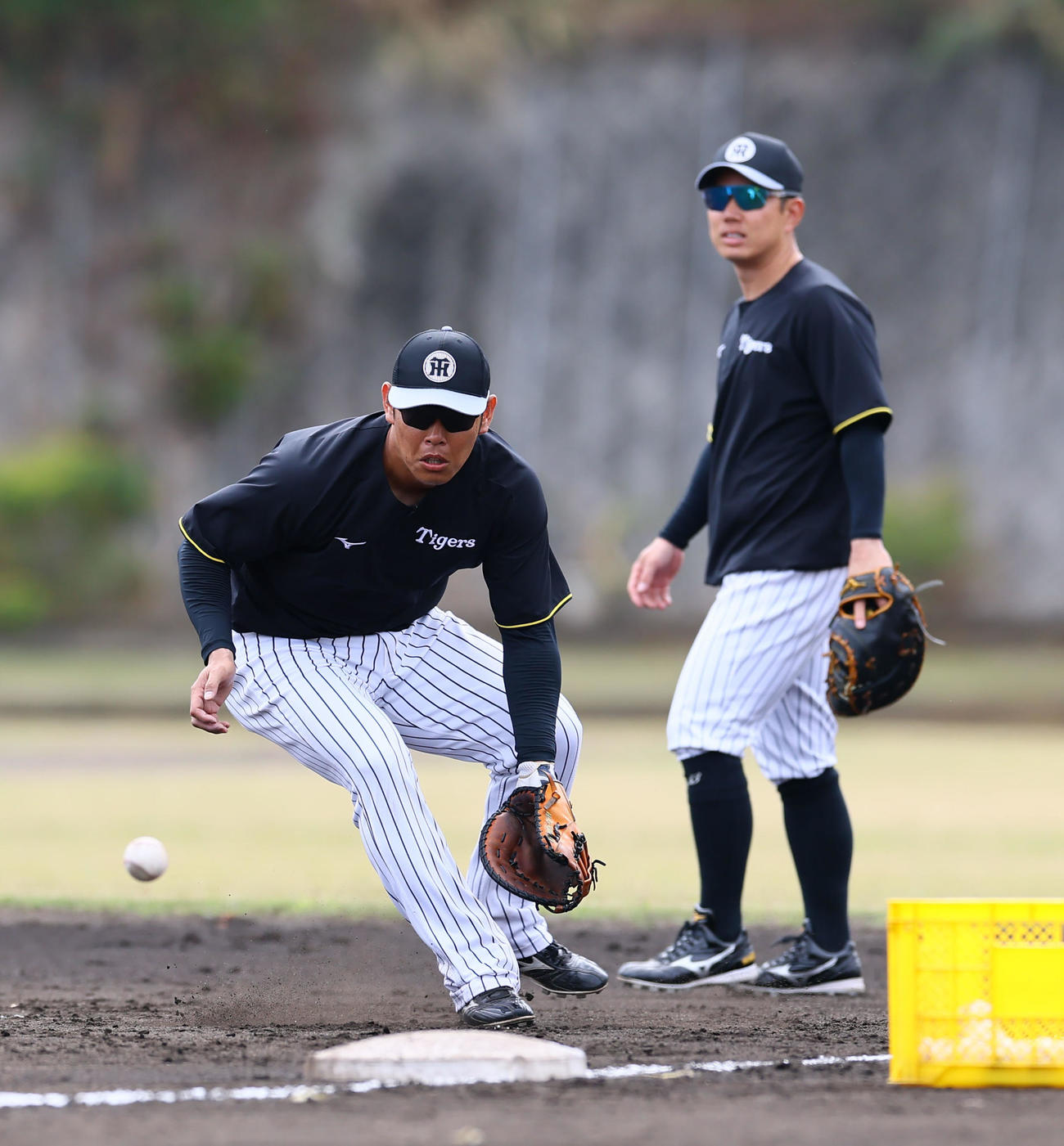 ノックを受ける原口（左）と糸原（撮影・藤尾明華）
