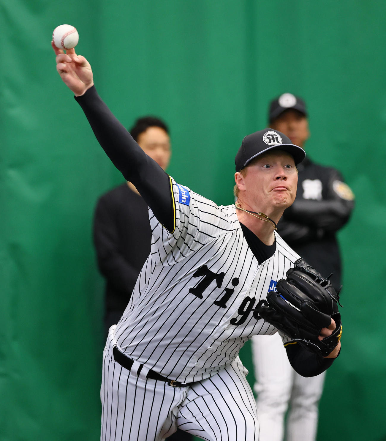 ブルペンで藤川監督が見つめる中、投球練習をするネルソン（撮影・藤尾明華）
