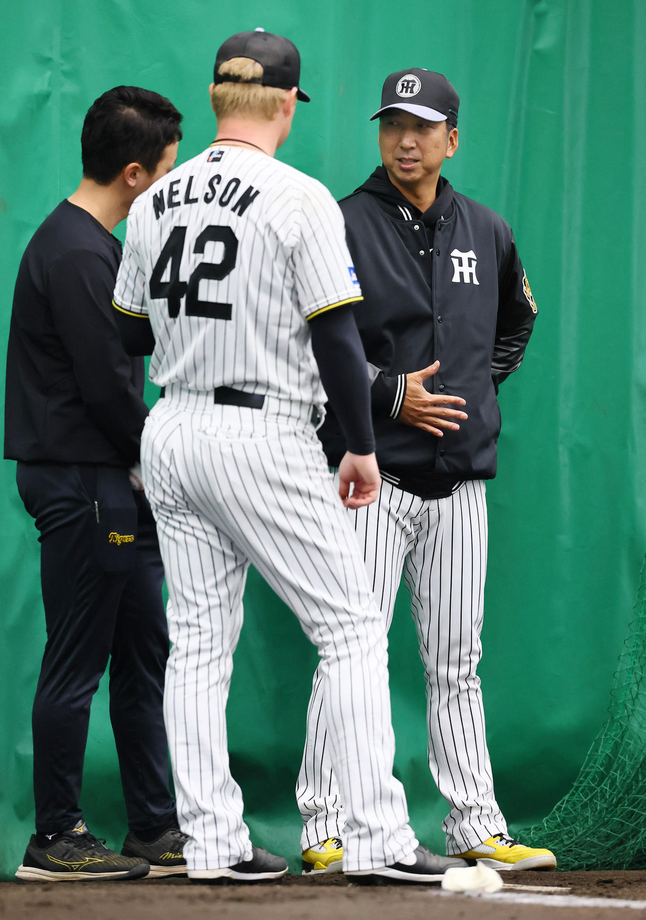 ブルペンでネルソン（右）にアドバイスする藤川監督（撮影・藤尾明華）