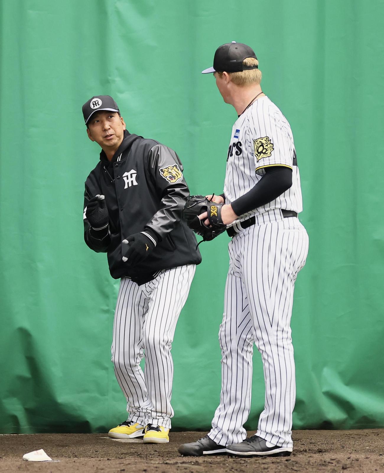 ブルペンでネルソンを指導する藤川監督（撮影・藤尾明華）