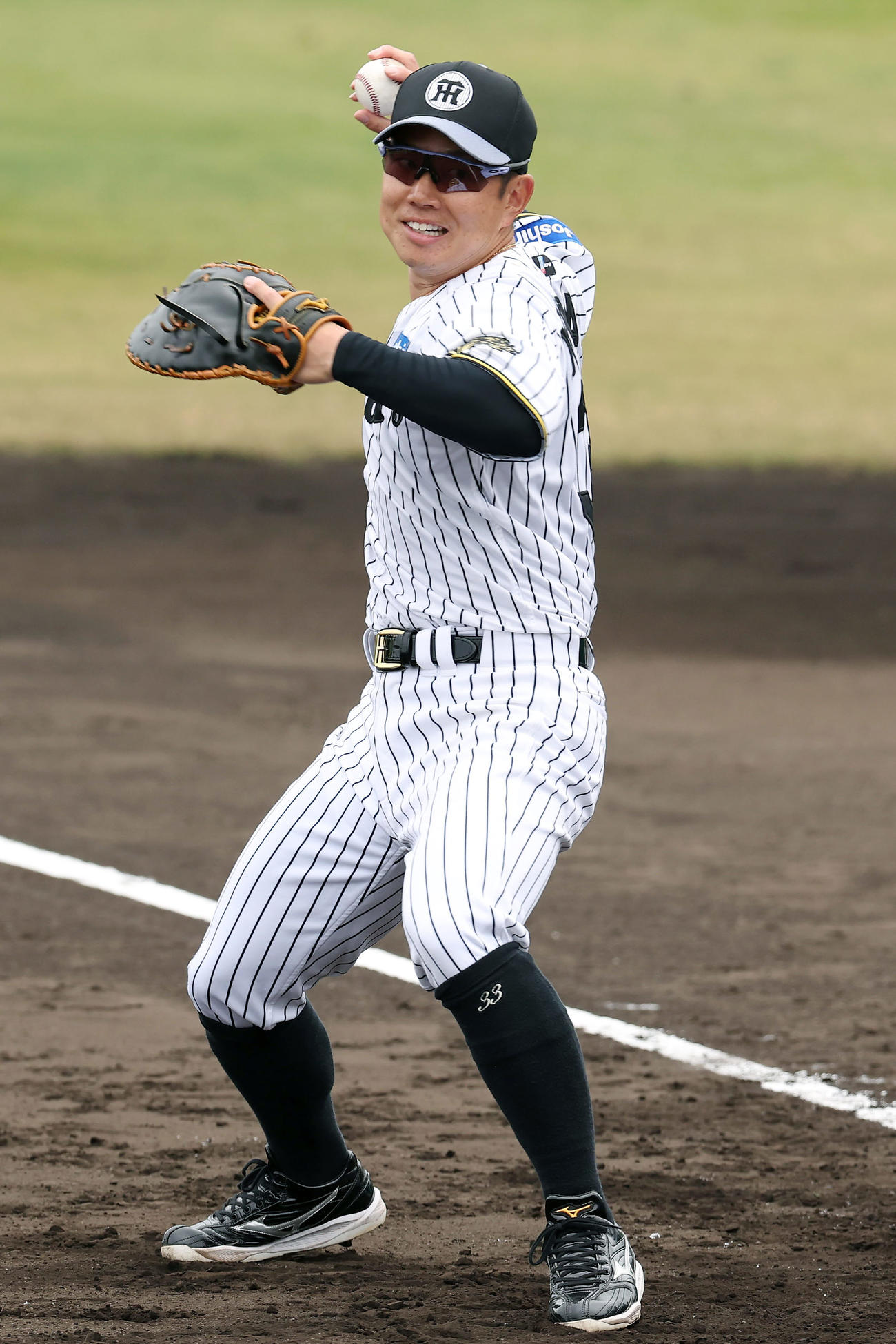 シャッフルノックで一塁に入った阪神糸原（撮影・前田充）