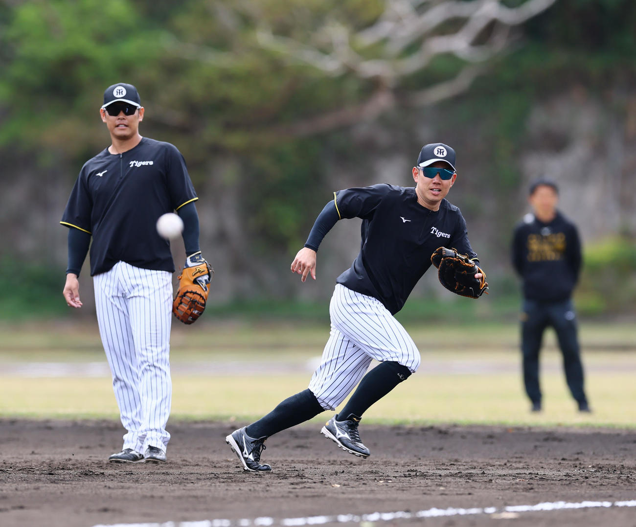 ノックを受ける糸原（右）と原口（撮影・藤尾明華）