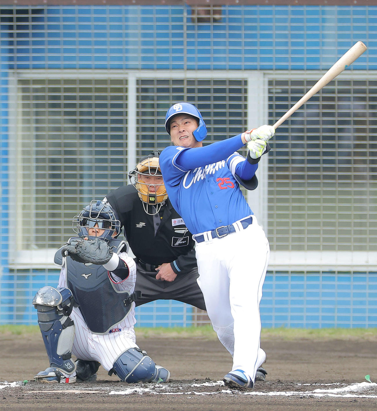 ヤクルト対中日　6回裏中日2死、右中間ソロ本塁打を放つ石川昂（撮影・河田真司）