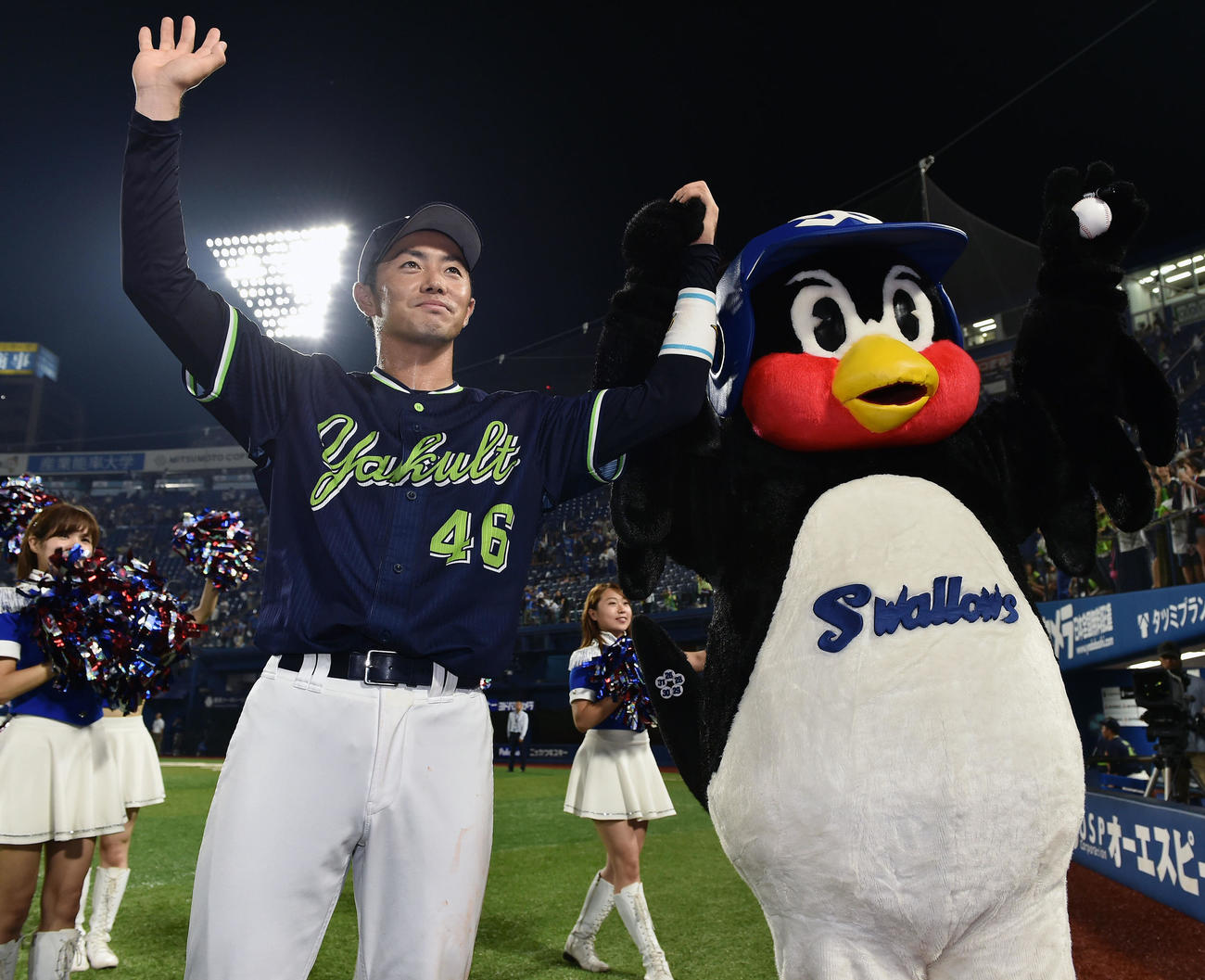 ヤクルト時代の谷内亮太とつば九郎（2018年7月16日撮影）