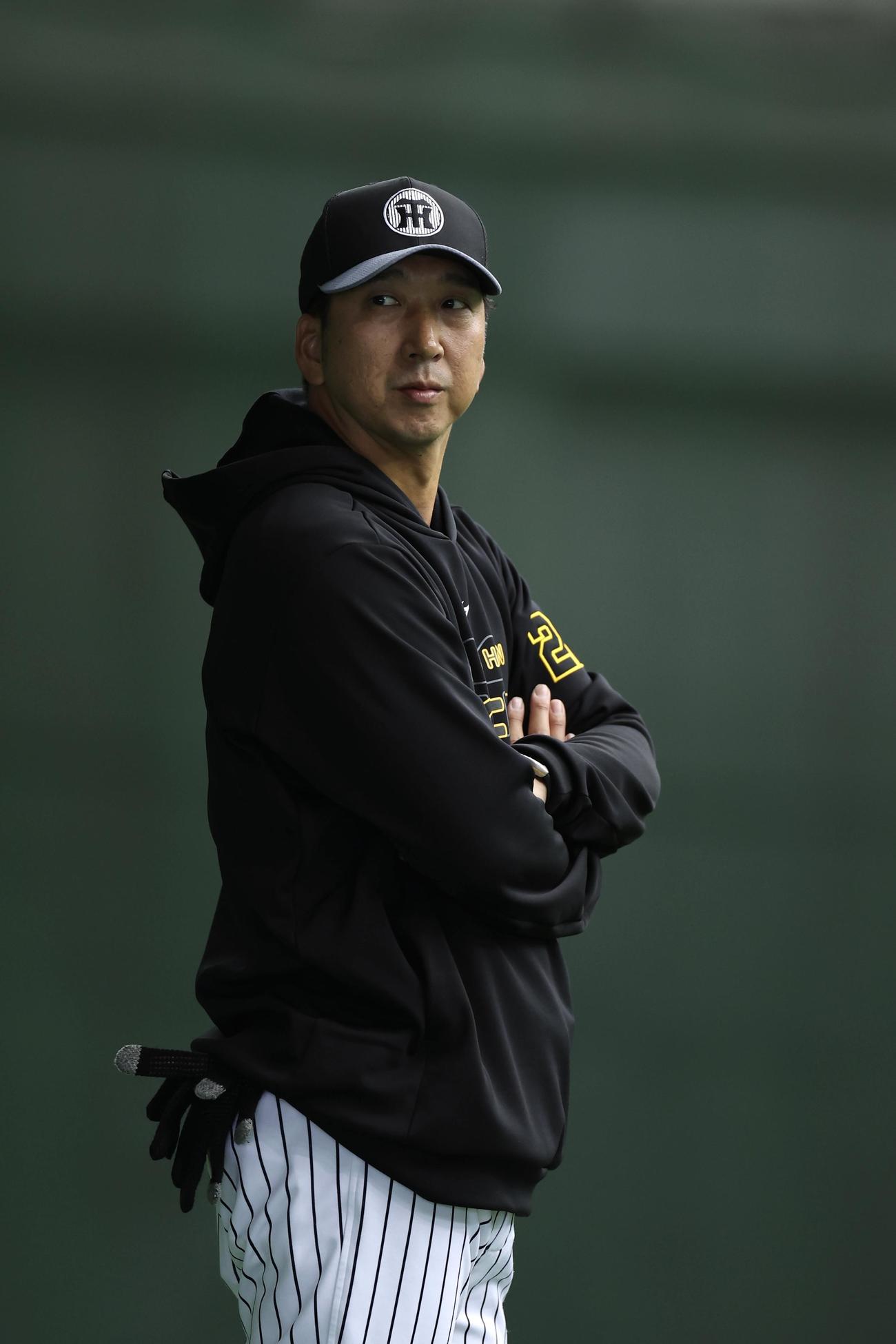 練習前、選手とミーティングを行った阪神藤川球児監督（撮影・前田充）