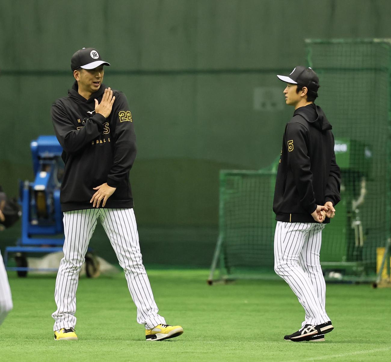 近本（右）と話をする藤川監督（撮影・藤尾明華）