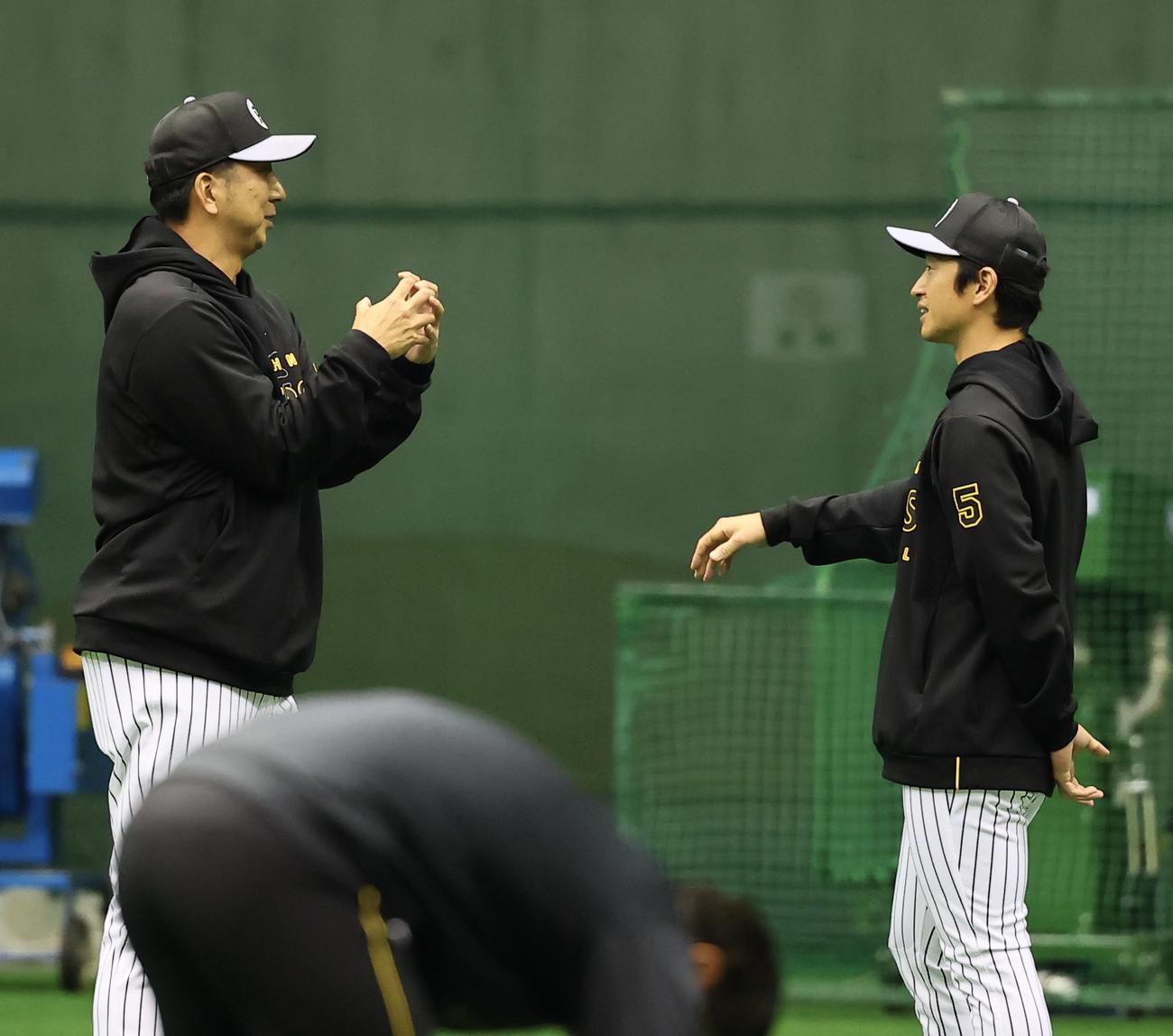 近本（右）と話をする藤川監督（撮影・藤尾明華）