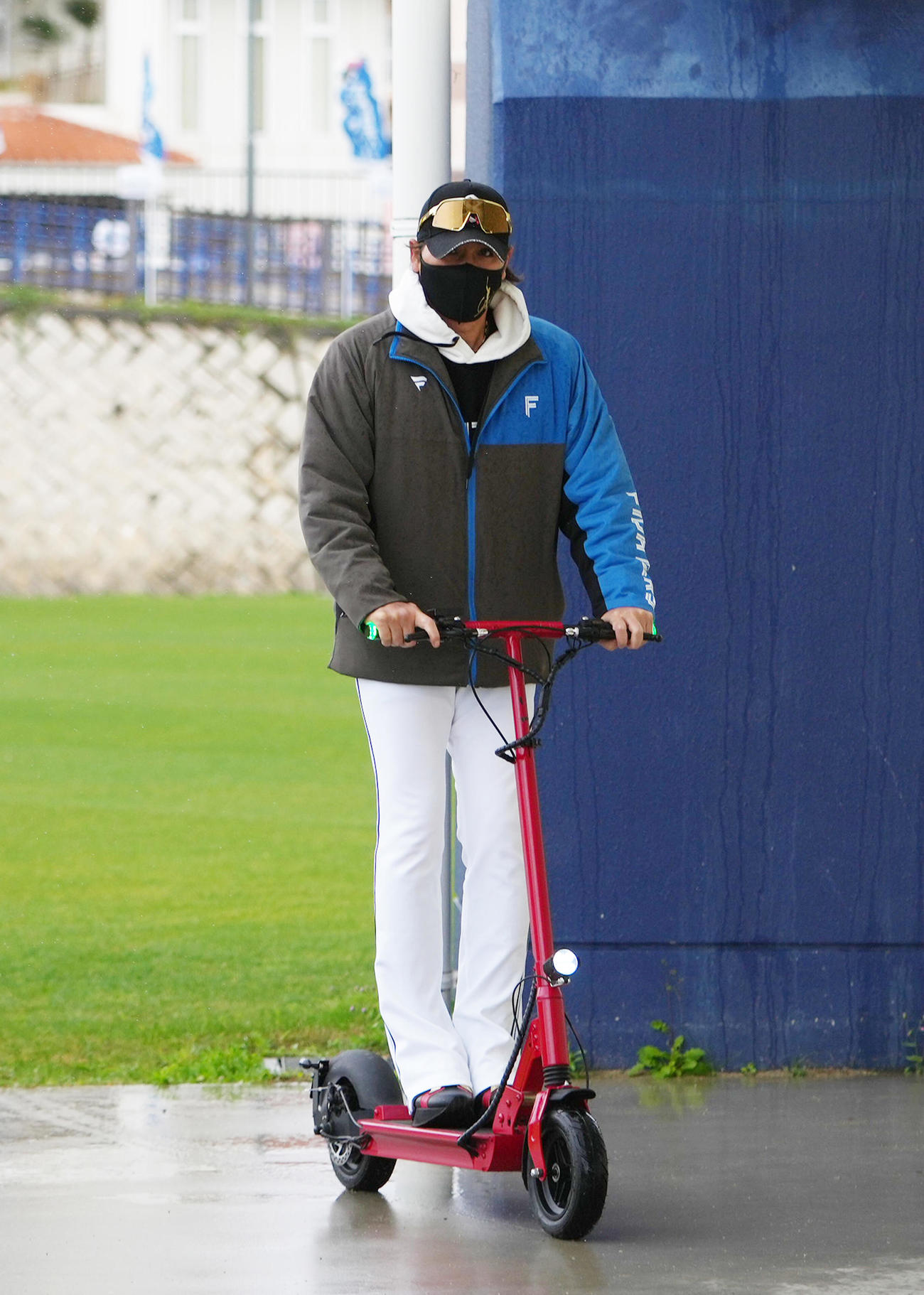 電動キックボードで移動する日本ハム新庄監督（撮影・足立雅史）
