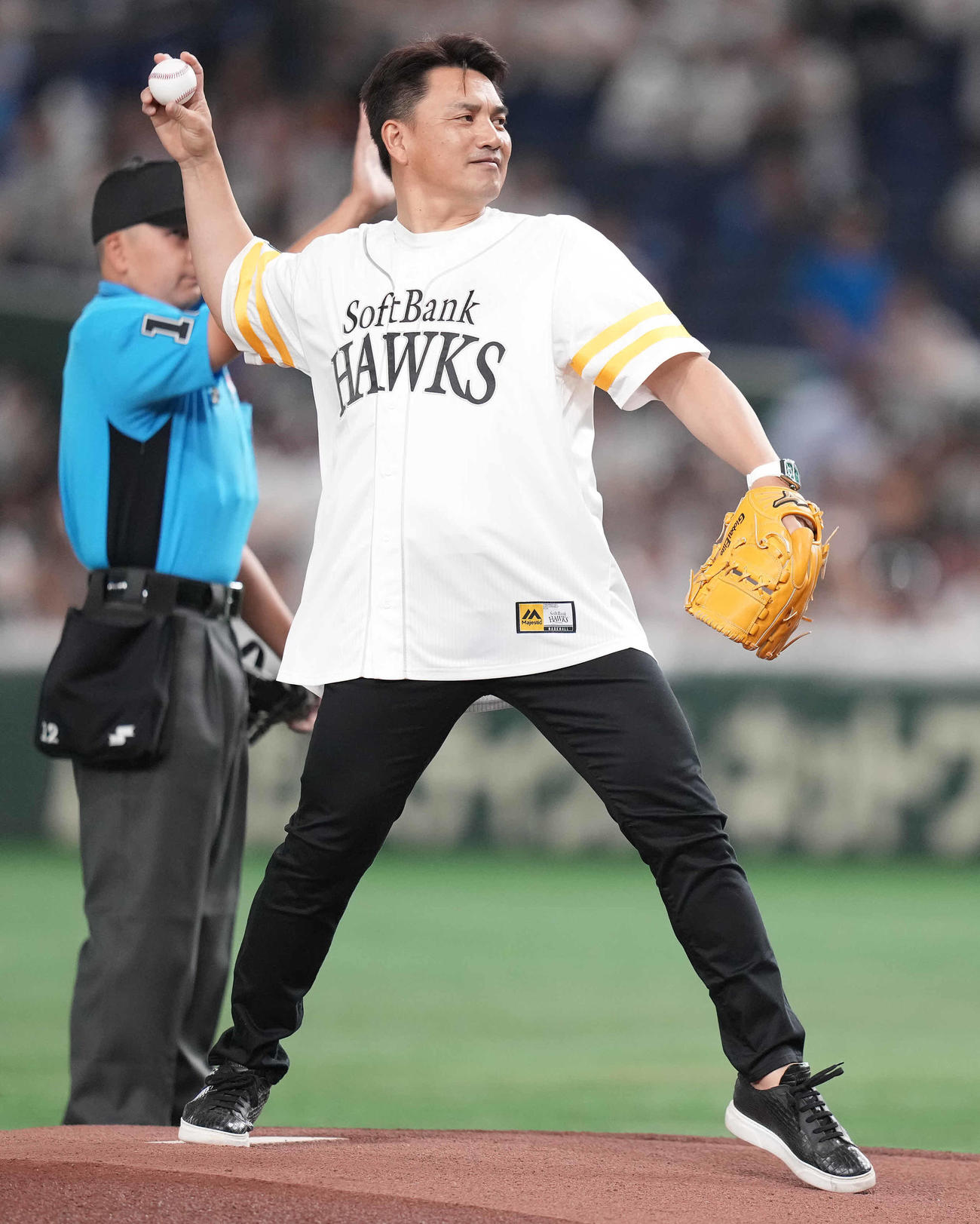 始球式で投球する井口資仁氏（2024年7月撮影）
