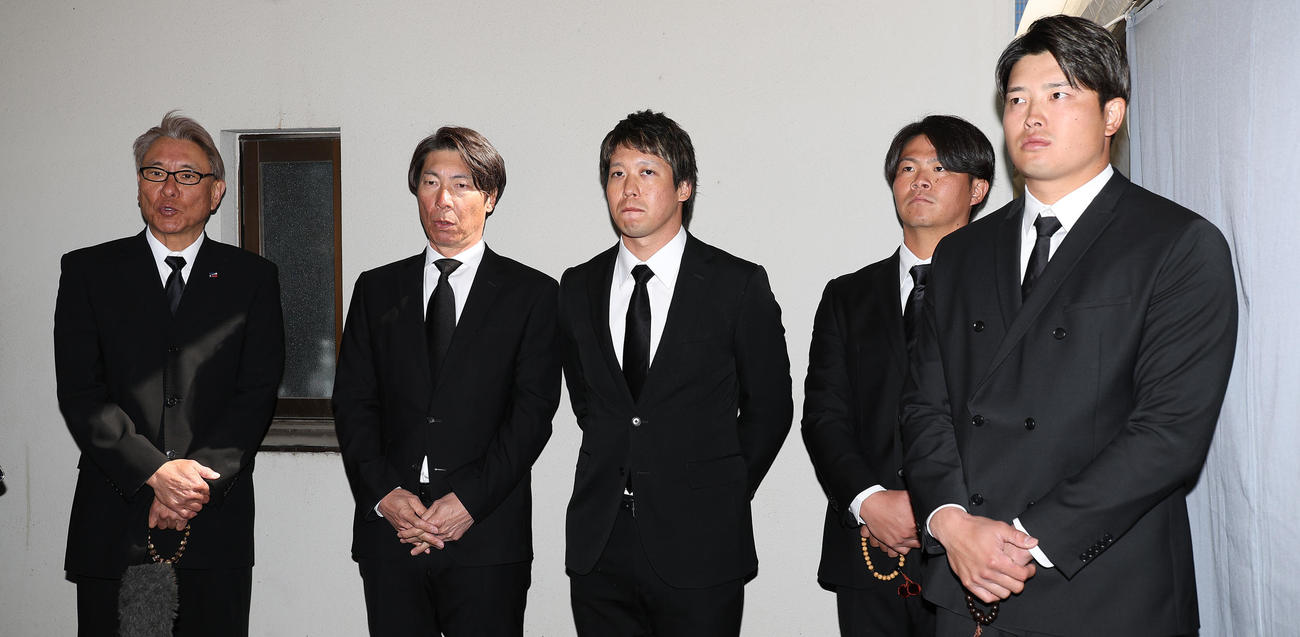 ヤクルト衣笠会長の思い出を語る、左から池山2軍監督、高津監督、山田、清水、村上（撮影・中島郁夫）