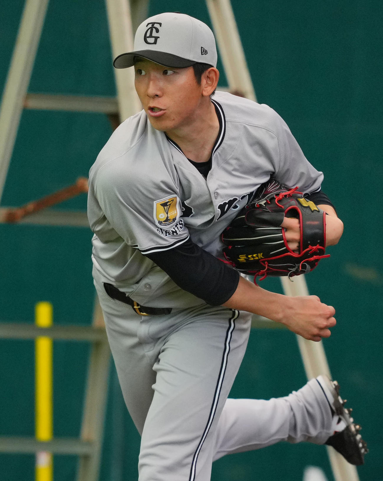 20日、ブルペンで力投する巨人戸郷
