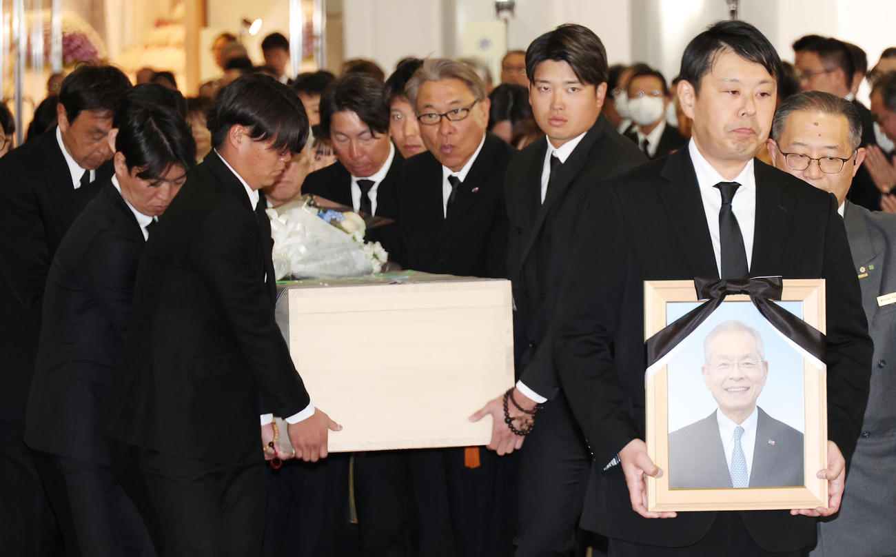 ヤクルト衣笠会長の棺を運ぶ、右から2人目から村上、池山2軍監督、山田、高津監督、清水、青木、小川GM（撮影・中島郁夫）